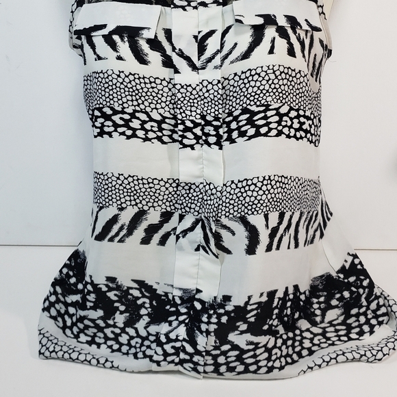 Express Black & White Sleeveless Blouse - Picture 2 of 5
